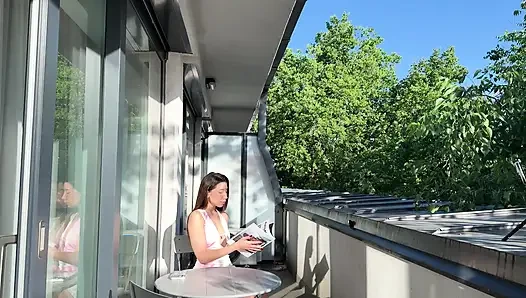 Yazlık elbiseli harika güzel kız balkonda külotsuz sıkı tıraşlı amcığını komşulara gösteriyor
