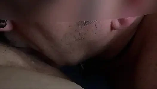 Ein saftiger Muschileck, der in einem intensiven Orgasmus gipfelt