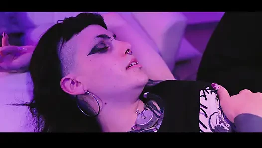 Touchy - brünette und ihr freund wollen transgressieren und zum tattoo-künstler gehen, um ihn in einer dreier-orgie zu ficken