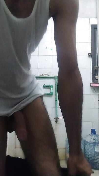 Cette vidéo est d’un garçon du village s’amuse avec ses mains dans les toilettes.
