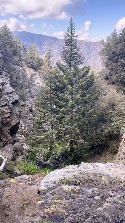 Şelale kenarında yürüyüş