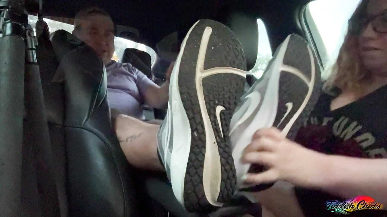 TICKLISH CHICKS - Matt sitter fast i baksetet, og kan ikke unnslippe BBW Heathers besatte kiling!