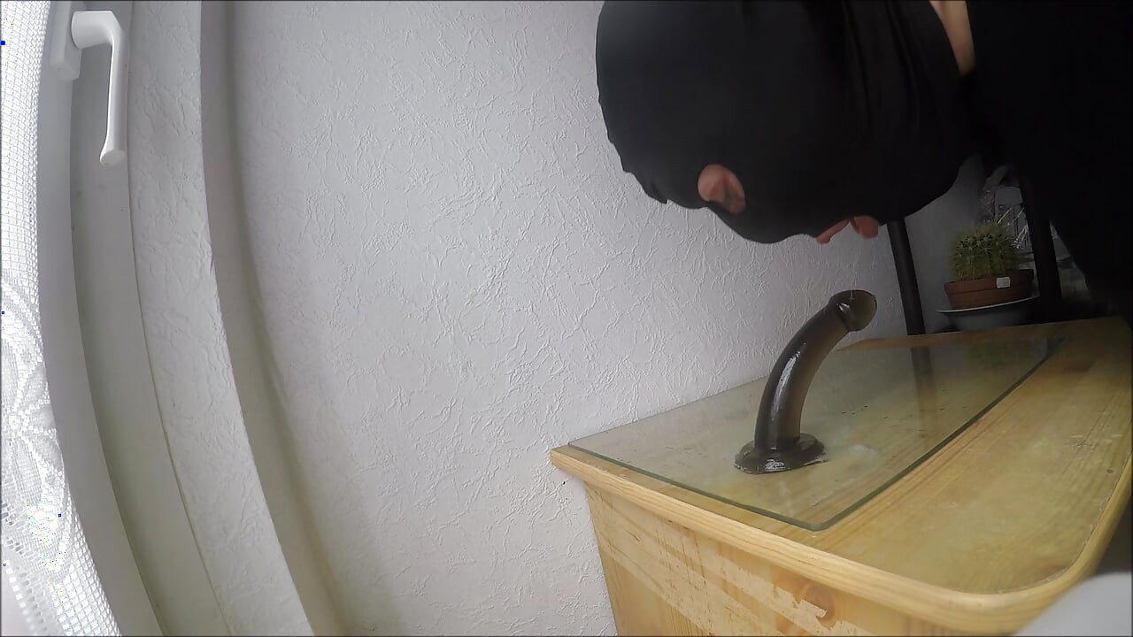 Jeg sutter min dildo dybt i halsen og savler.