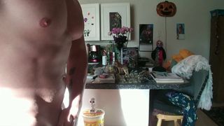 Sexy Typ mit nackten Muskeln