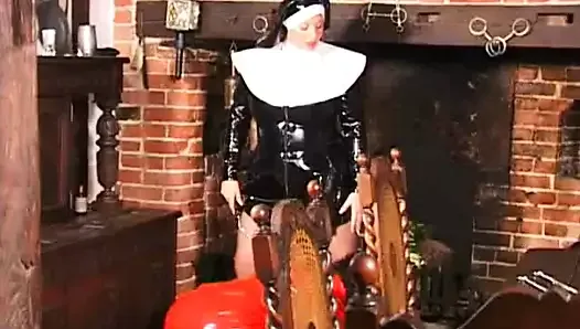 大奶子里的修女玩乳胶紧身衣