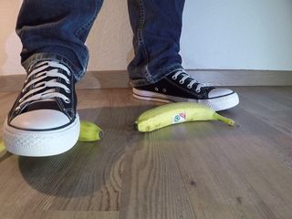 Converse jídlo rozdrtí banán
