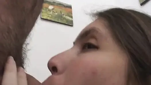 Amateur amateur brünette gibt einen blowjob und wird auf das gesicht besahnt