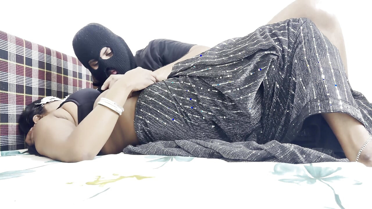 สาวอินเดียโดนเย็ดจัดหนักและแตกในหีเธอ เธอรักมัน