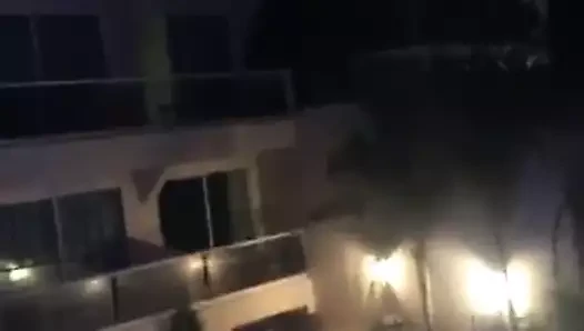 Kiracı herkesin görmesi için balkonunda beni emiyor
