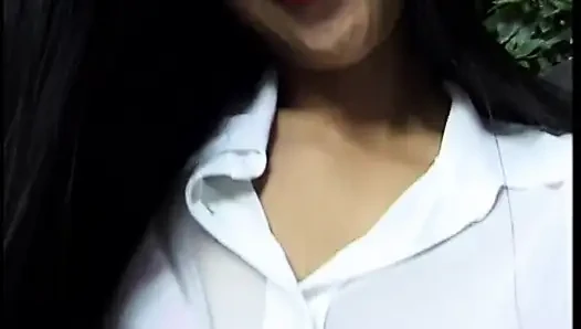 Süßes asiatisches mädchen mia smiles putzt nach der hardcore-action mit weißem typ ihren vollgespritzten körper mit ihrem höschen