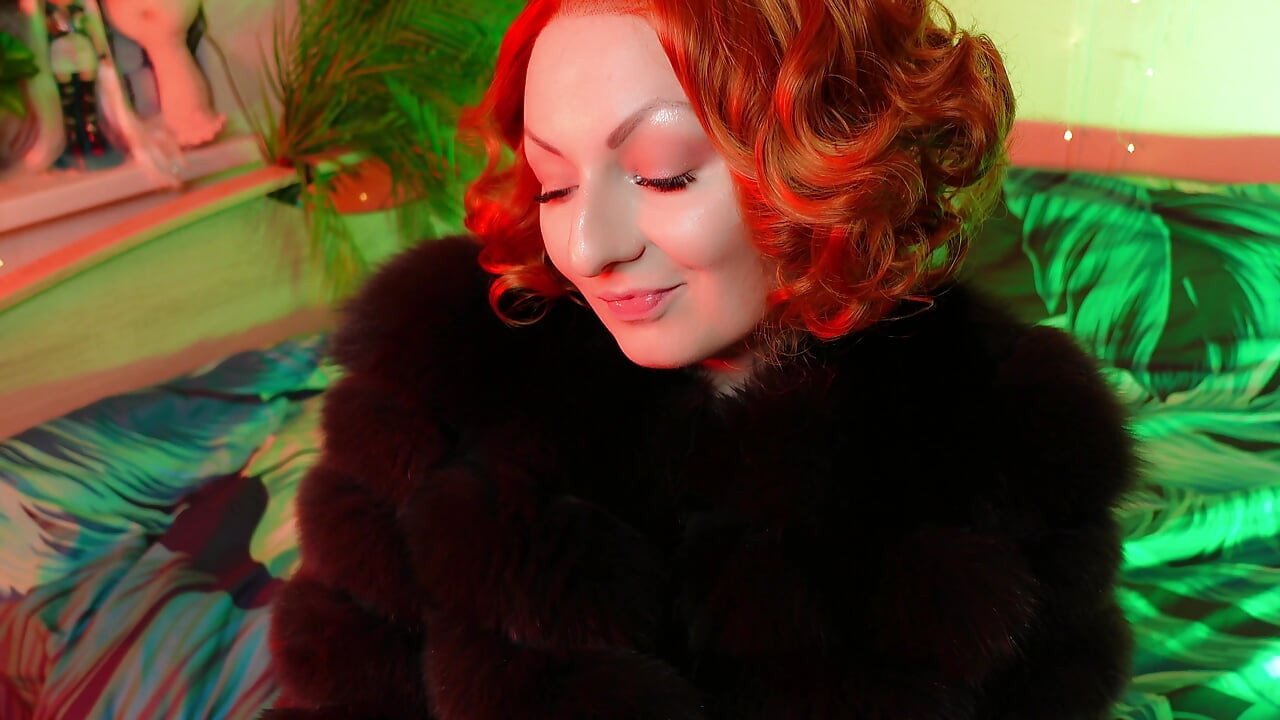 Sexy pin up Arya dělá zvuky ASMR v krátkých kožených rukavicích