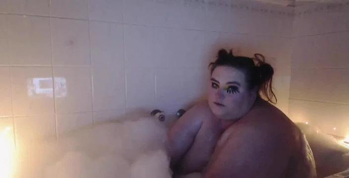 Join me in the bath! I lit some candles, made bubbles and treated myself to a long, hot orgasm! Arent I adorable?