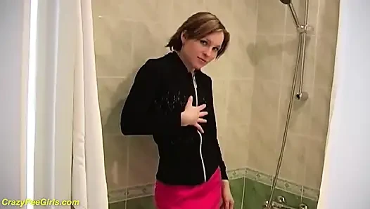 Seksi kadın yağmurda işiyor