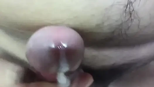 Büyük boşalma boşalması. Yakın çekim frenulum oyunu boşalma
