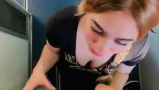 Pirang perguruan tinggi pantat besar yang cantik memberi pacarnya blowjob di beberapa tempat