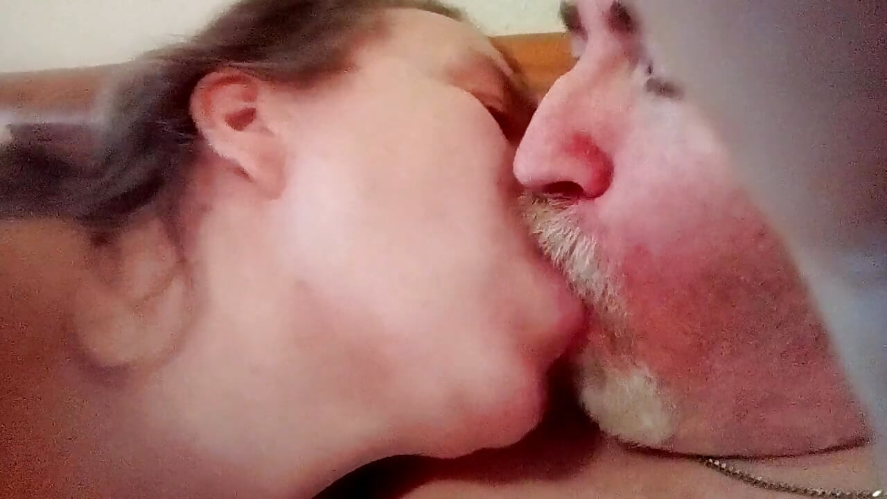 Jen et John s'embrassent en gros plan