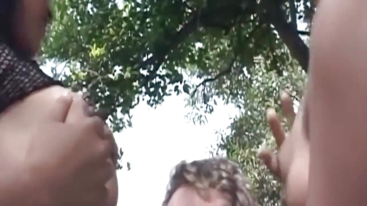 Milfs maduras se unen para la adoración descuidada de polla al aire libre