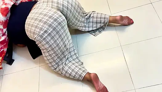 Мусульманская сексуальная мачеха с большой круглой задницей застряла внутри чайного столика и хочет анальный трах от незнакомца - широкая киска