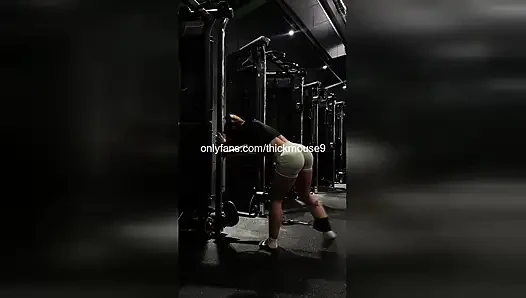 Lubang perawan 18 tahun mungil dientot habis-habisan sama deadlift slip