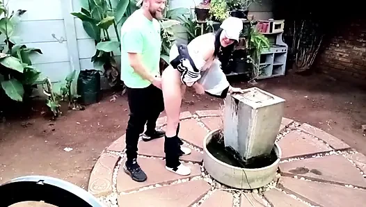 Fast wurde erwischt beim putzen des hofes der chefin