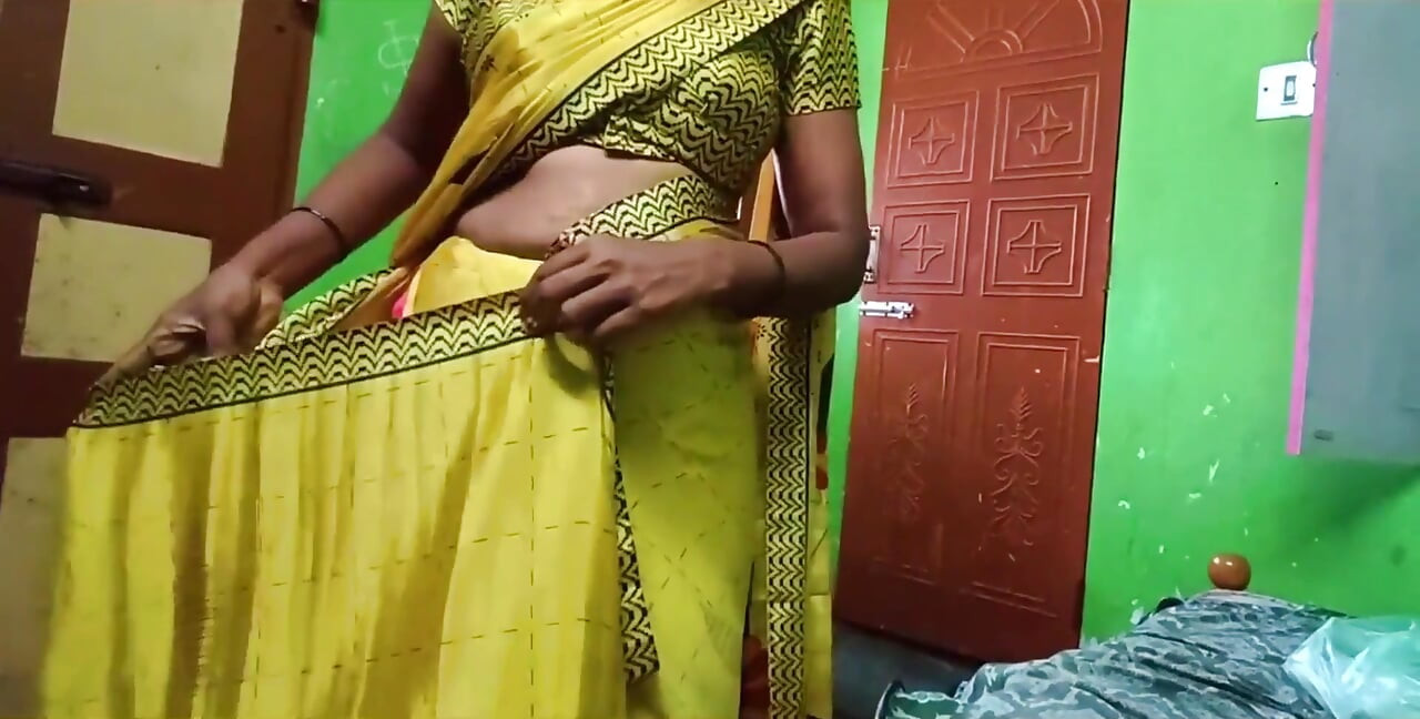 Ammu viser store bryster og skifter saree