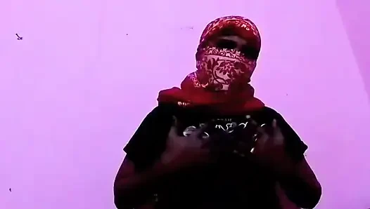 Bada bada dudh ko milte hue Kisi Ko Khoj rahi hai
