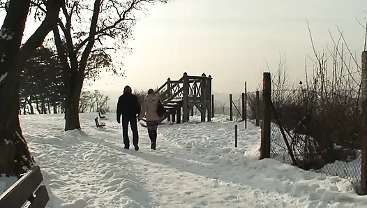 Безумная подборка: азиатская школьница сосет, трах в лесу и лизание снежной киски!