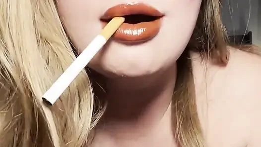 Rauchende Schlampe Degradiert Dich!!