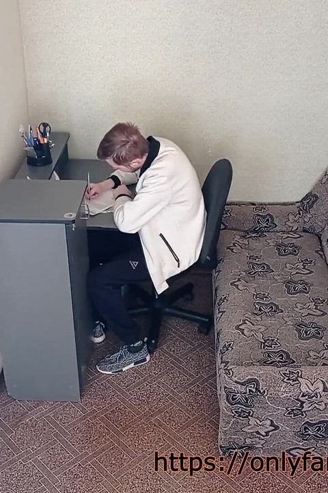 A főnök megbaszta a házas titkárnőt, és köszönt a férjének