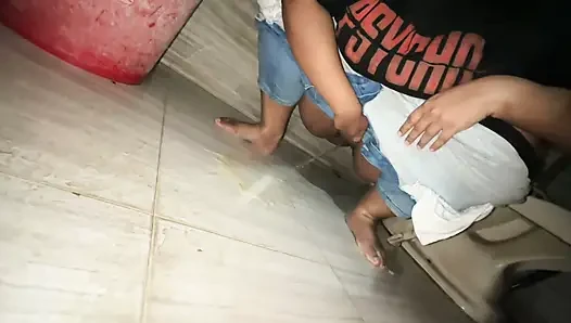 Anippe si cewek sange ini lagi asik ngentot memeknya habis-habisan di toilet hostel!