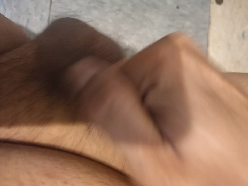 Minik klitorisini ilk kez ovalıyor