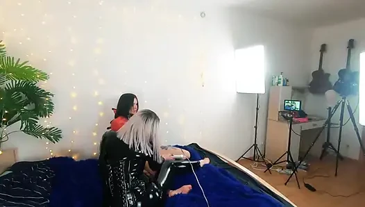 Seks videosu yapan güzel lezbiyen fetiş kızların sahne arkası. Pozitif kadın egemenliği, seks oyunu, lateks deri