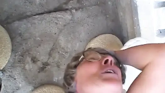 Yaşlı ve genç orta yaşlı seksi kadın bahçede sikişiyor