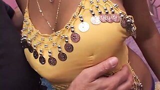 Grote borsten Indische Desi slet neukt ons sekstoerist voor 100 $