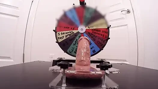 Ibu tiriku lagi asik mainin kontolku pakai roulette