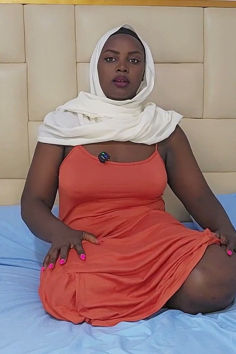Afrikanischi einsami Lesbi beim Fingerle vo ihrer Muschi