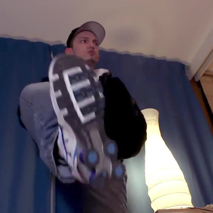 Chav抽烟并骑乘大假阳具 - Picaldi，Shox