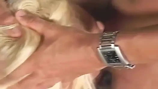 Blondes schätzchen weit gedehnt von tiefem fisting und pulsierendem schwanz