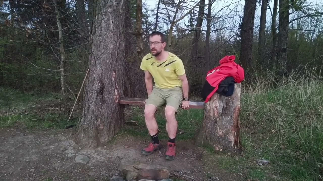 Çayırda çıplak