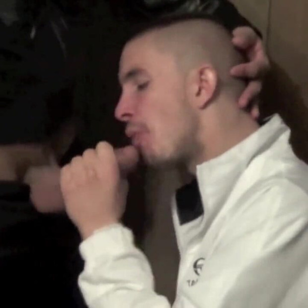 הגשה קשוחה של סניקרס על ידי ערבי