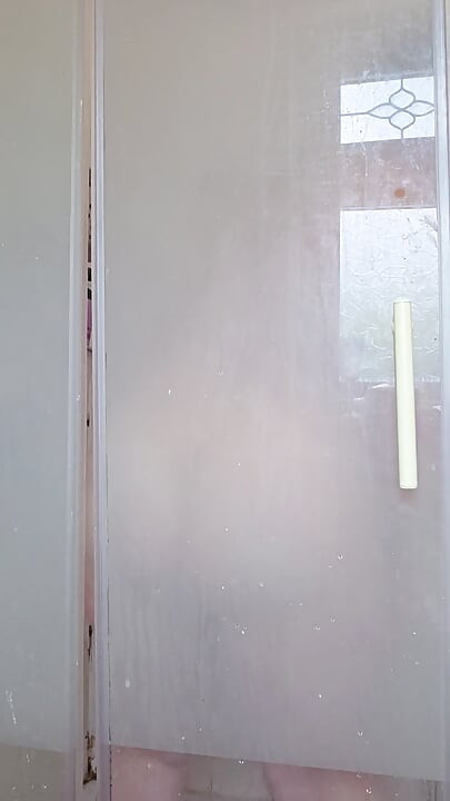 シャワーに隠れてる......