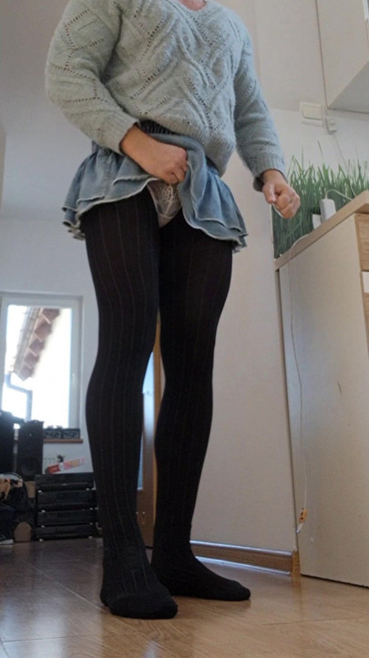 スイートパンティーストッキングとスウェターを着て
