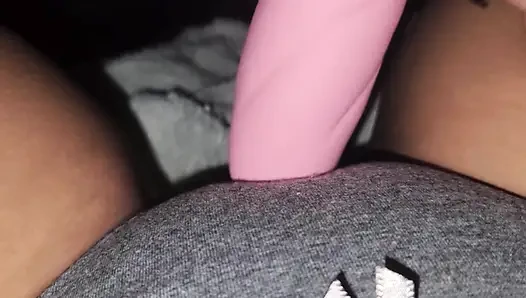 Mädchen, das mit ihrer Muschi spielt, mit einem Hammer, große Vibes.