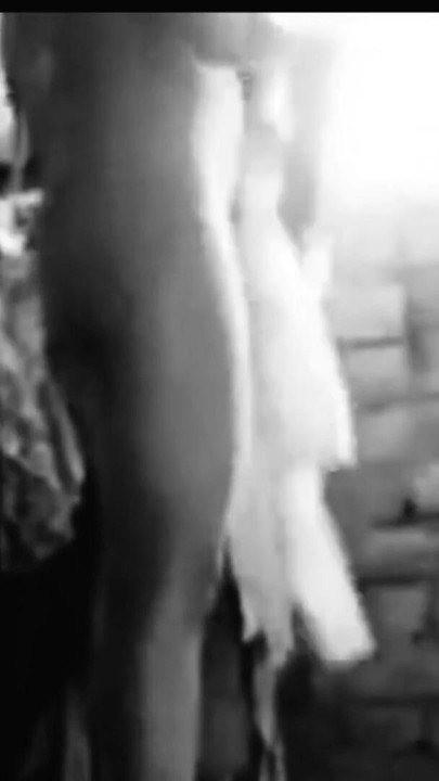 No hay nadie para salir solo en la casa, el tiempo pasa masturbándose. | Clip 2