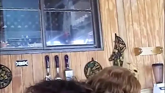 İri göğüslü çok seksi siyah amcık mutfakta sikişiyor