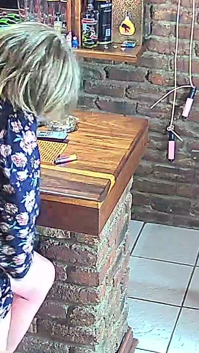 Khoảnh khắc hoành tráng từ "Bắt gặp vợ tôi ngoại tình với người bạn thân nhất của tôi"