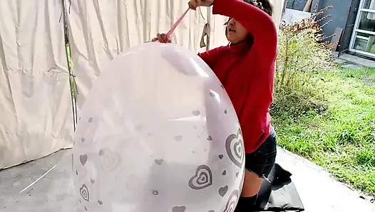 Looning Outdoors with 36inch Big Balloons - Bunny Looner