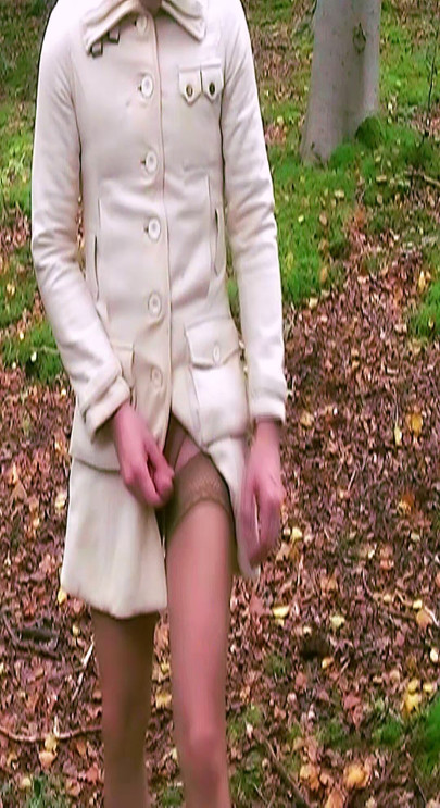 Ophelie jerks off his little cock in the woods of boulogne