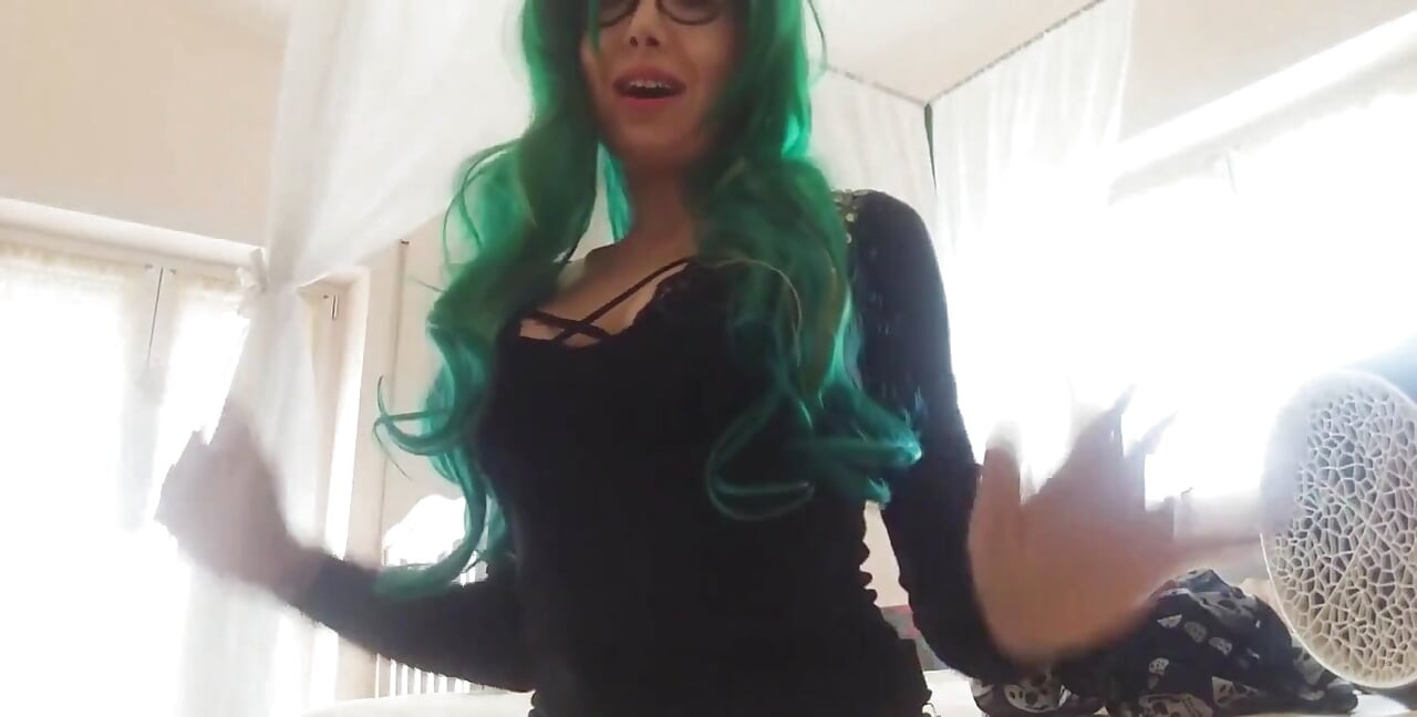 Üvey kız kardeşim sana güzel ama edepsiz ayaklarını gösteriyor