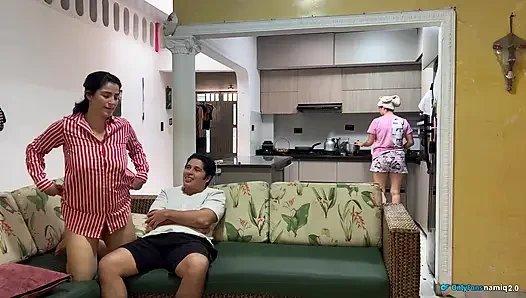 Aku di depan istriku sama temannya sendiri! Dia bahkan tidak menyadarinya!